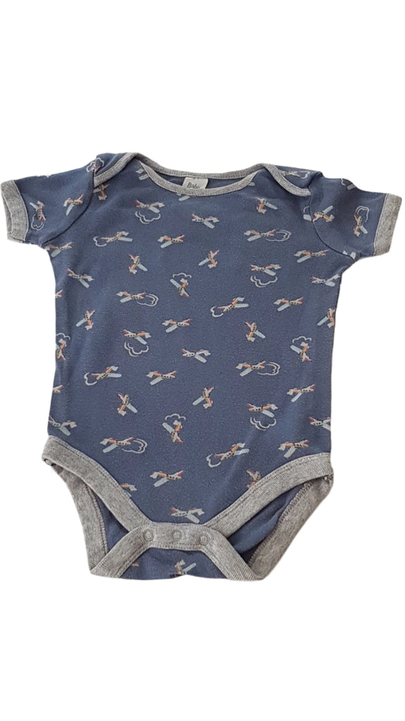 BABY BODEN REPÜLŐGÉPES KISFIÚ BODY 74-80