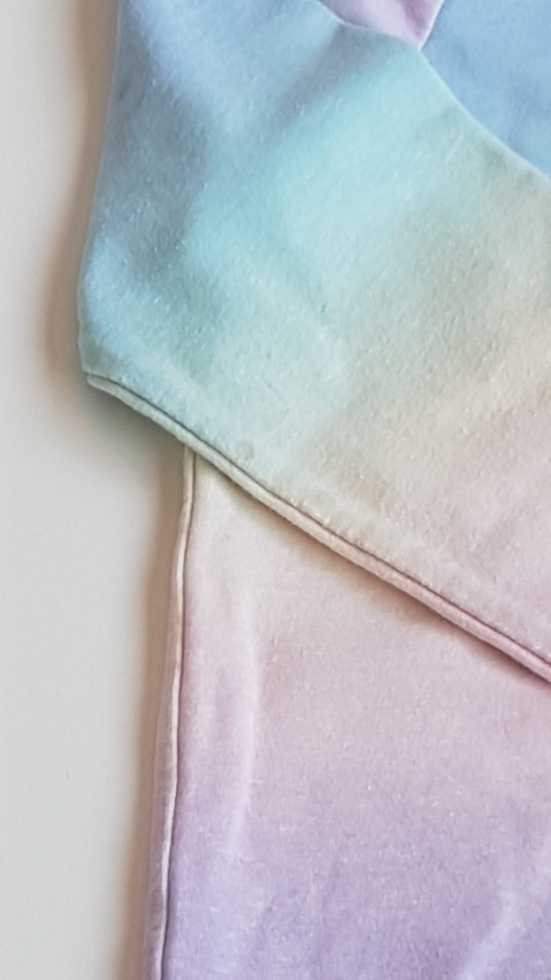 F&F SZIVÁRVÁNY SZÍNŰ , KAPUCNIS KISLÁNY FELSŐ  152-158