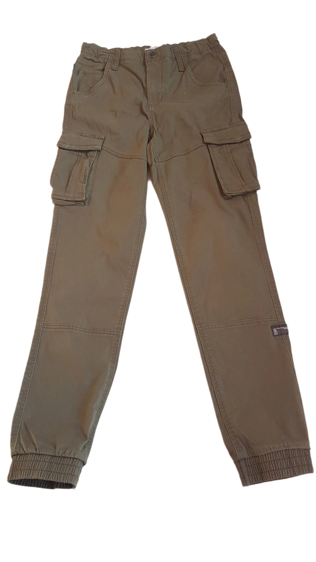 NAME IT ZSEBES,OLIVAZÖLD KISFIÚ JOGGER  ÁLLÍTHATÓ GUMIS DERÉKRÉSSZEL  152 Hover Image