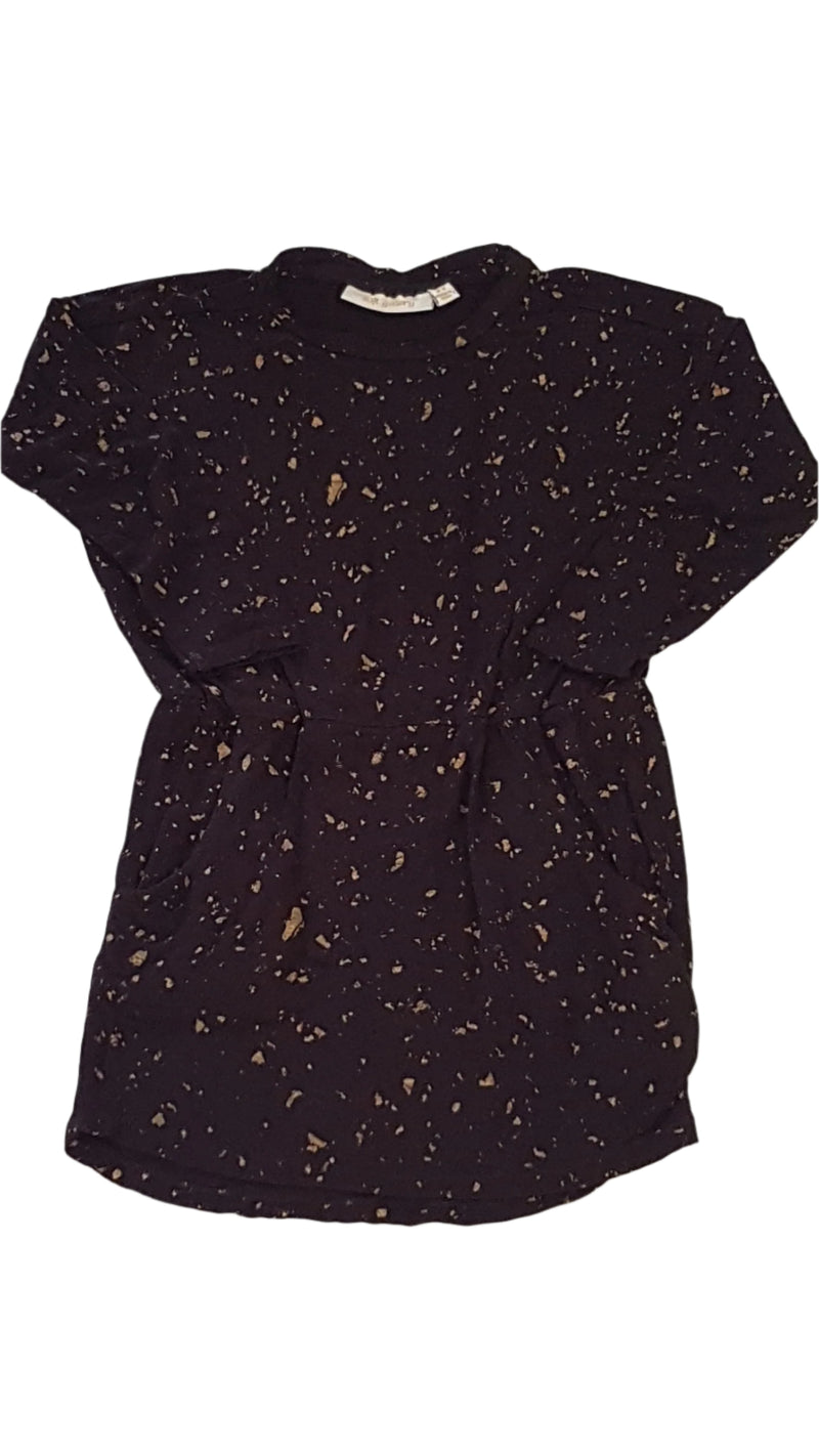 SOFT GALLERY FEKETE- ARANY MINTÁS, KÉTOLDALT ZSEBES  KISLÁNY RUHÁCSKA 92