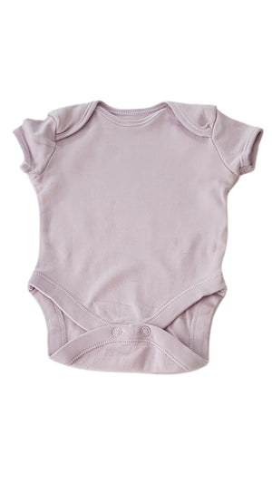 ÚJ PRIMARK HALVÁNYLILA KISLÁNY BODY 62