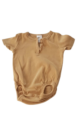 H&M MUSTÁR SZÍNŰ KISFIÚ BODY 74