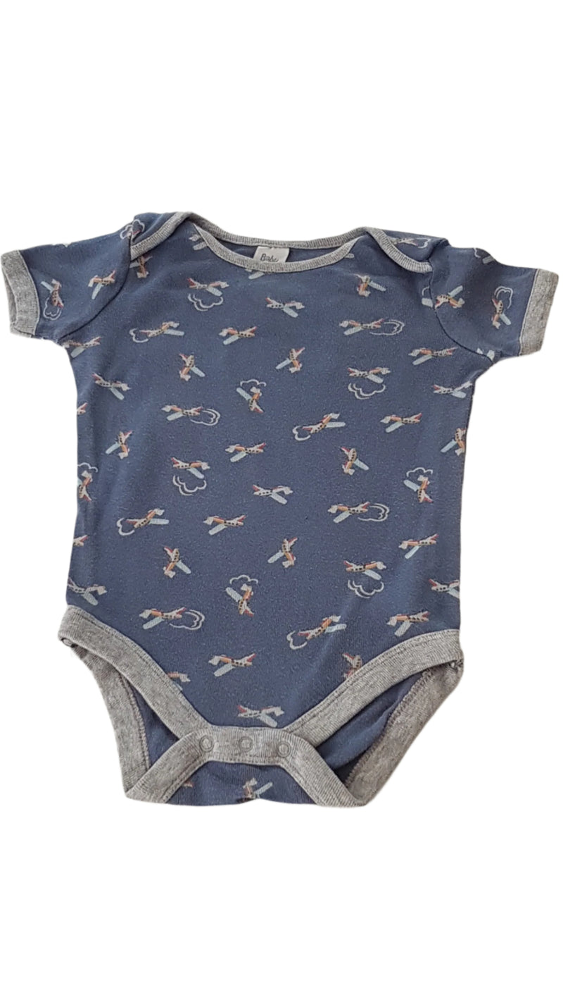 BABY BODEN REPÜLŐGÉPES KISFIÚ BODY 74-80