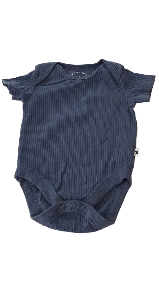 ÚJ F&F BORDÁZOTT, KÉK SZÍNŰ KISFIÚ BODY 62 Hover Image