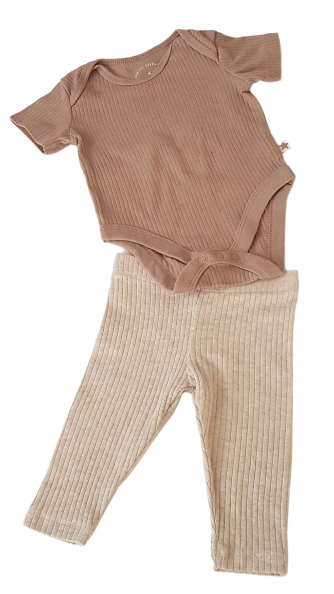 ÚJ F&F BARNA-KRÉM BORDÁZOTT UNISEX SZETT 62 Hover Image