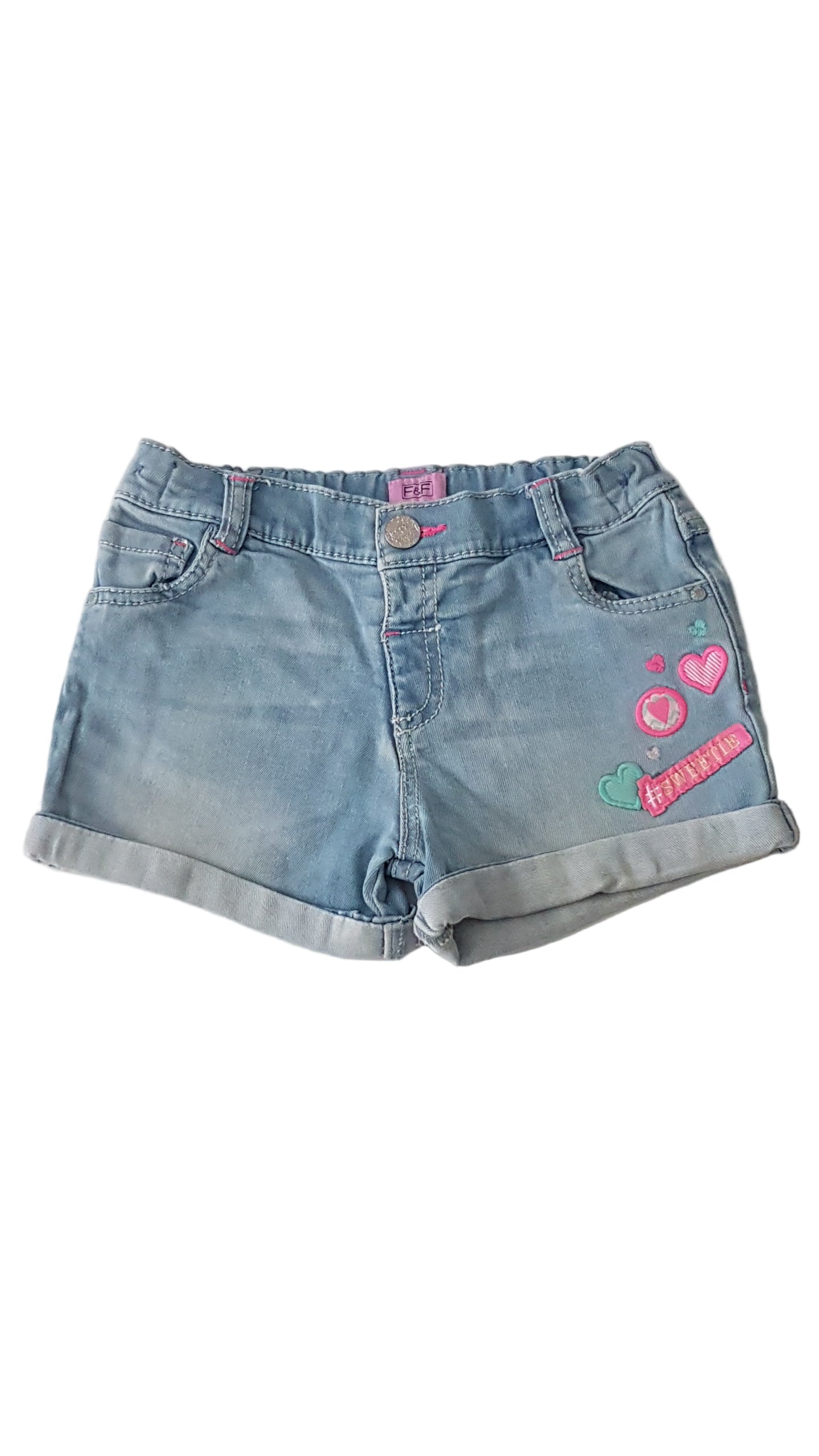 F&F HÍMZETT, KOPTATOTT KISLÁNY RÖVIDNADRÁG ÁLLÍTHATÓ GUMIS DERÉKRÉSSZEL 104