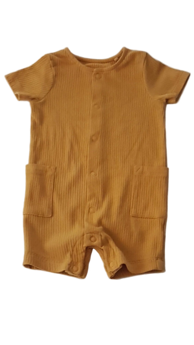 ÚJ TU MUSTÁR SZÍNŰ , BORDÁZOTT KISFIÚ PLAYSUIT 62-68 Hover Image