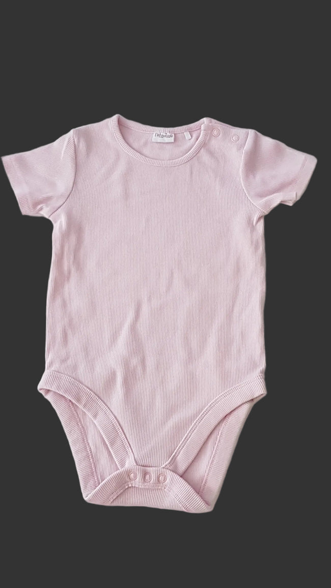 F&F RÓZSASZÍN- BORDÁZOTT KISLÁNY BODY 92 Hover Image
