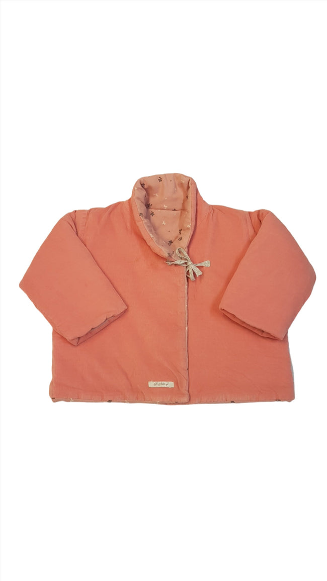 MÁLYVA SZÍNŰ PIHE-PUHA , BELSELYÉBEN VIRÁGOKKAL DÍSZÍTETT, KORDBÁRSONY HATÁSÚ KOCSI KABÁT Hover Image