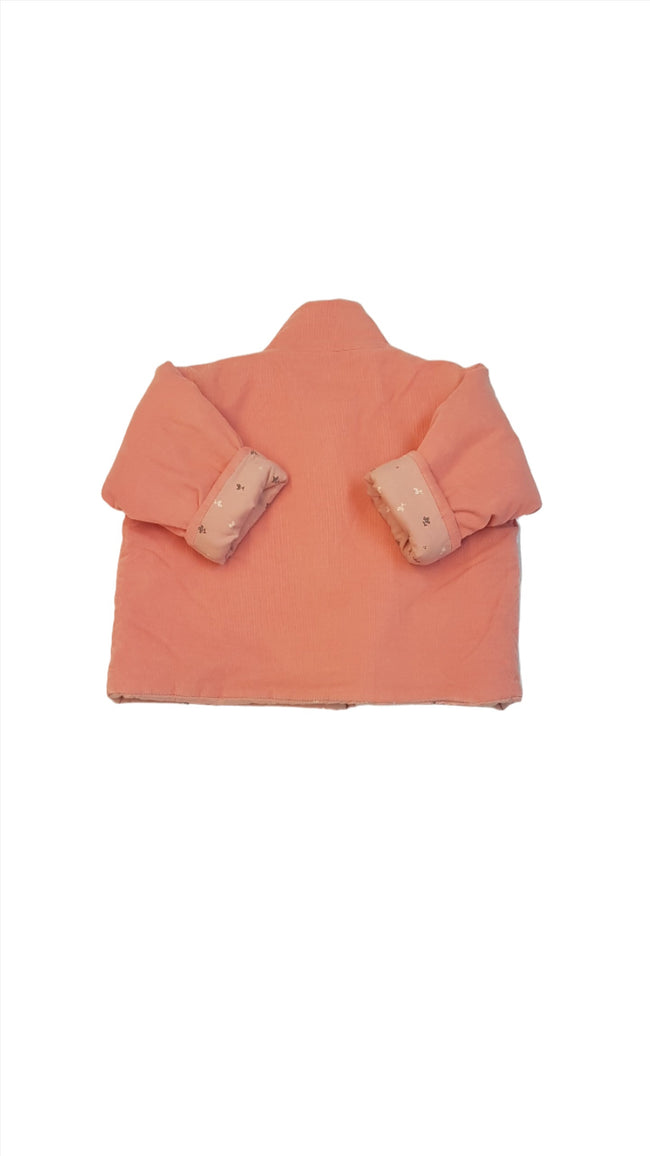 MÁLYVA SZÍNŰ PIHE-PUHA , BELSELYÉBEN VIRÁGOKKAL DÍSZÍTETT, KORDBÁRSONY HATÁSÚ KOCSI KABÁT Main Image