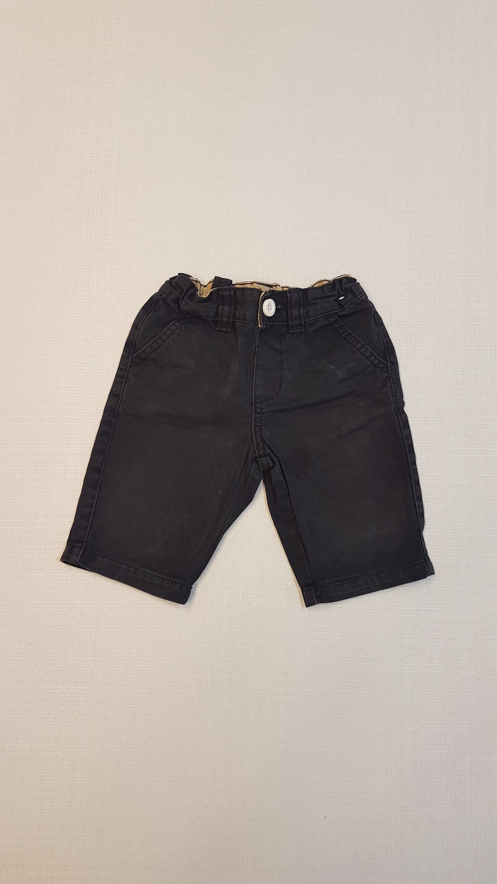 VAGÁNY, DIVATOS ,SÖTÉTSZÜRKE SZÍNŰ FARMER NADRÁG, FEHÉR GOMBOKKAL ÉS ÁLLÍTHATÓ GUMIS DERÉKRÉSSZEL