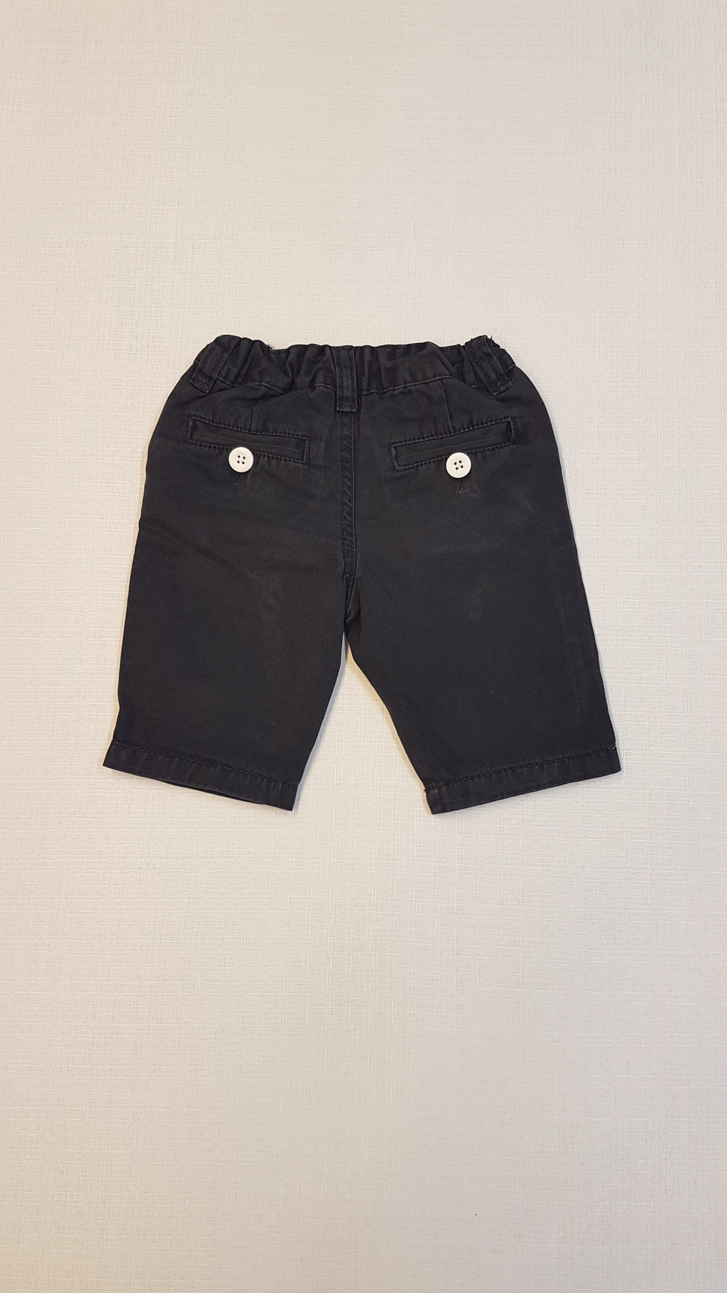 VAGÁNY, DIVATOS ,SÖTÉTSZÜRKE SZÍNŰ FARMER NADRÁG, FEHÉR GOMBOKKAL ÉS ÁLLÍTHATÓ GUMIS DERÉKRÉSSZEL