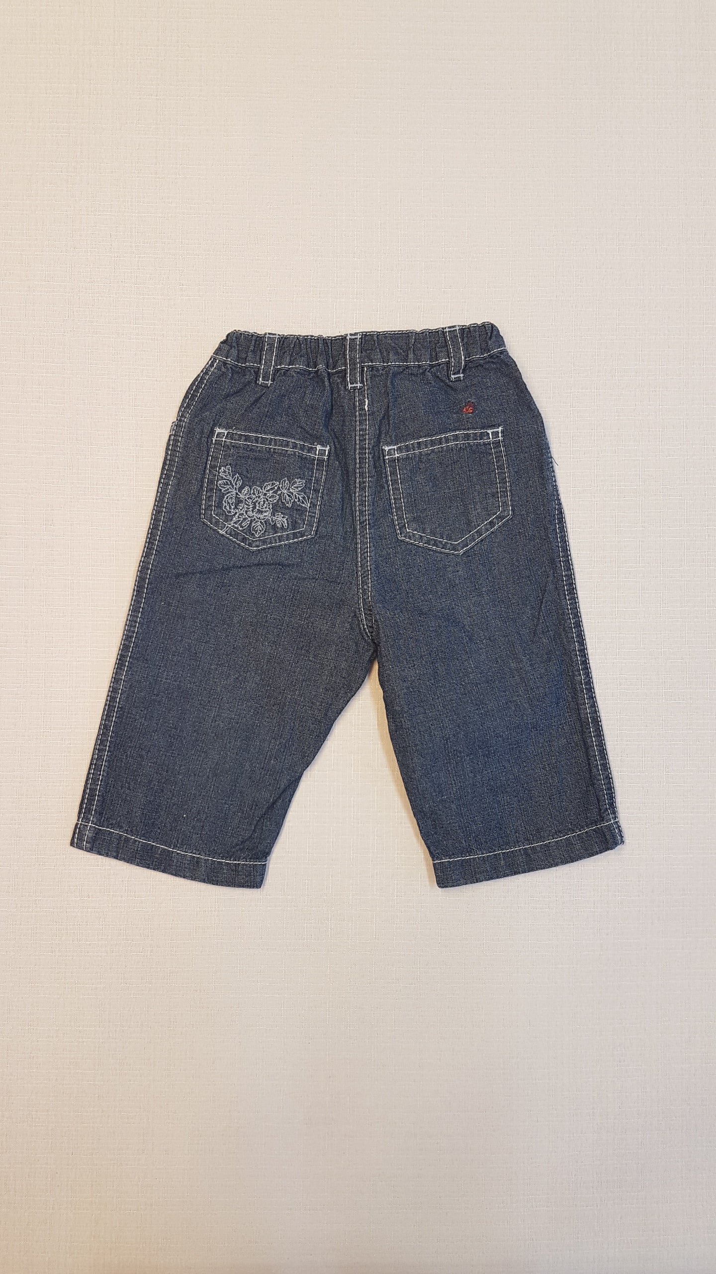 PETIT BATEAU DIVATOS,CÉRNAMINTÁS,GUMIS DEREKÚ, FARMER HATÁSÚ KISLÁNY NADRÁG , ELÖL HÍMZETT LEPKÉVEL-HÁTUL VIRÁGMINTÁVAL DÍSZÍTVE