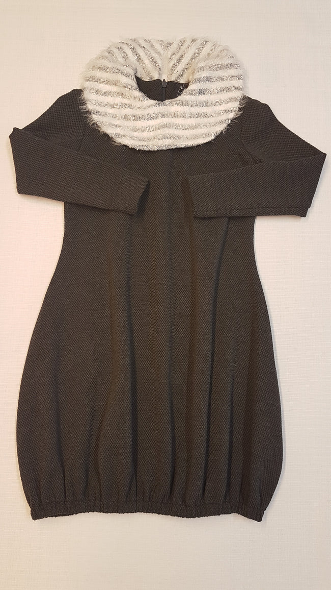 SZÜRKE BUGGYOS ALJÚ SZÖVET , FEHÉR CSÍKOS GALLÉRRÉSSZEL DÍSZÍTETT KISLÁNY RUHA Hover Image