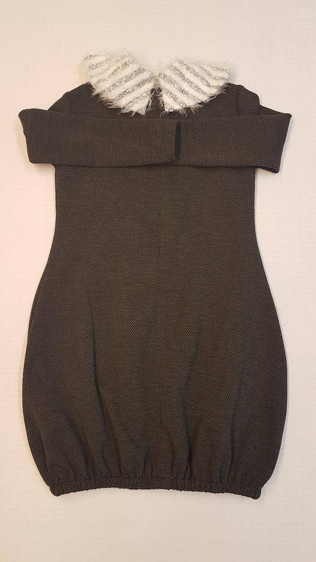 SZÜRKE BUGGYOS ALJÚ SZÖVET , FEHÉR CSÍKOS GALLÉRRÉSSZEL DÍSZÍTETT KISLÁNY RUHA Main Image