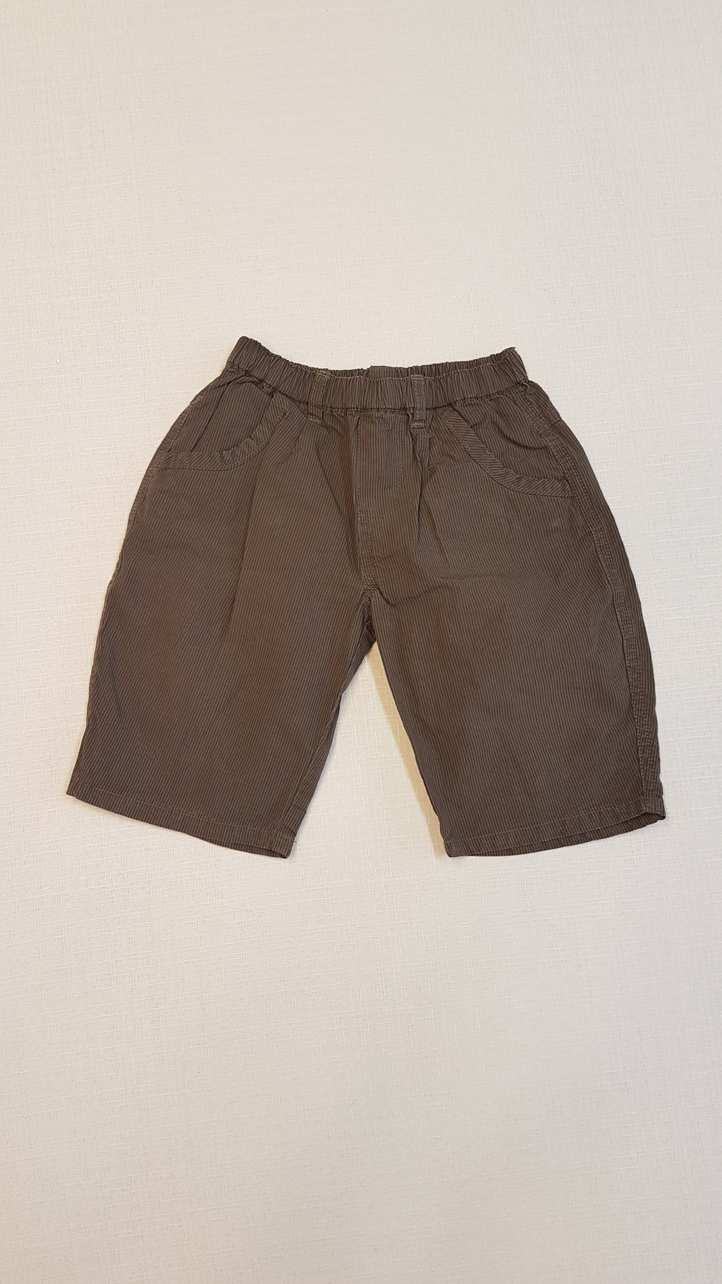 VERTBAUDET EXTRAMINŐSÉGŰ, VÉKONY , ZSEBES, HALVÁNY CSÍKOS KISFIÚ, ELEGÁNS RÖVIDNADRÁG