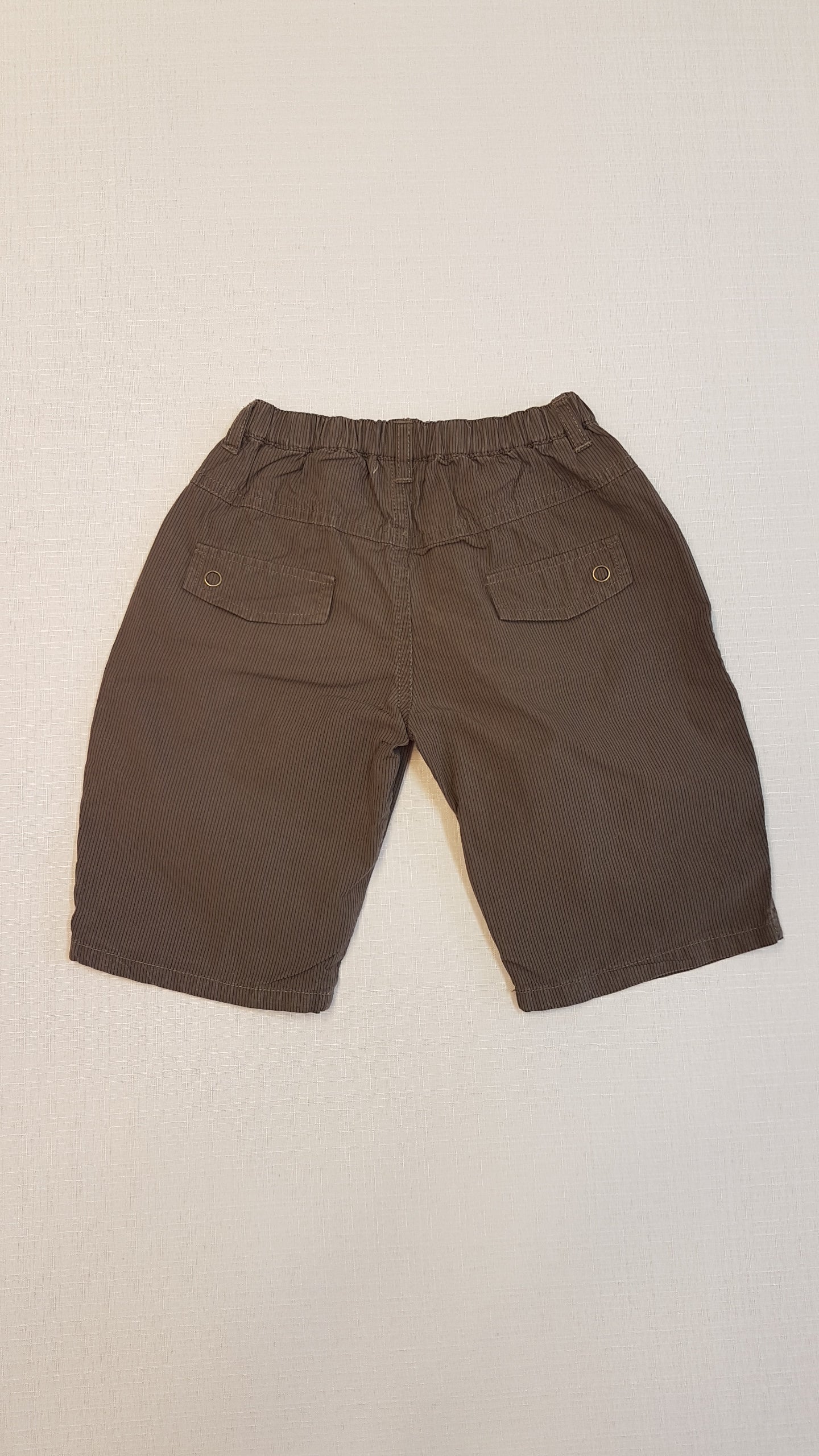 VERTBAUDET EXTRAMINŐSÉGŰ, VÉKONY , ZSEBES, HALVÁNY CSÍKOS KISFIÚ, ELEGÁNS RÖVIDNADRÁG