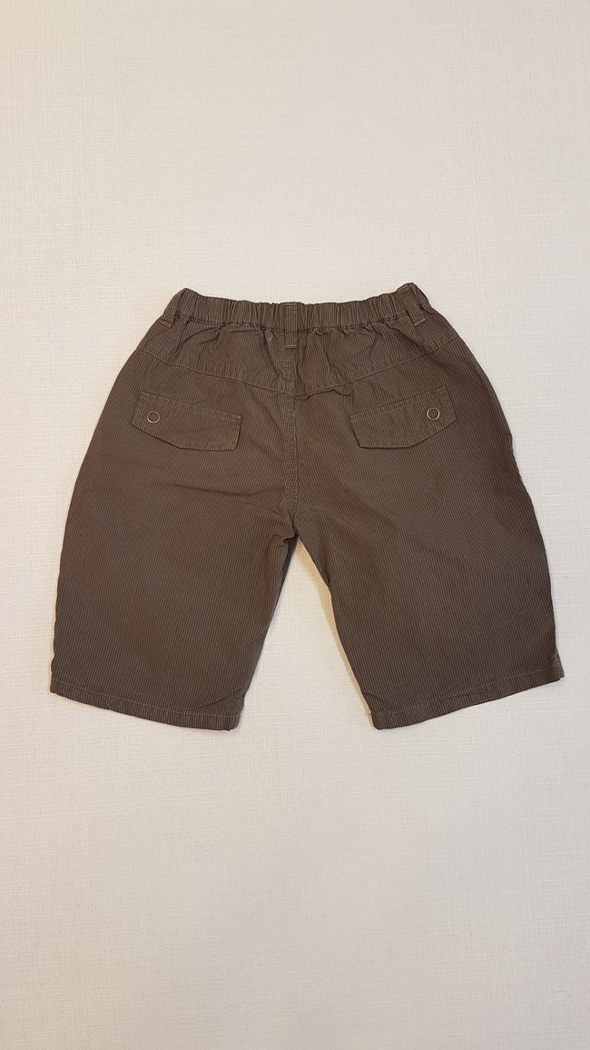 VERTBAUDET EXTRAMINŐSÉGŰ, VÉKONY , ZSEBES, HALVÁNY CSÍKOS KISFIÚ, ELEGÁNS RÖVIDNADRÁG Main Image