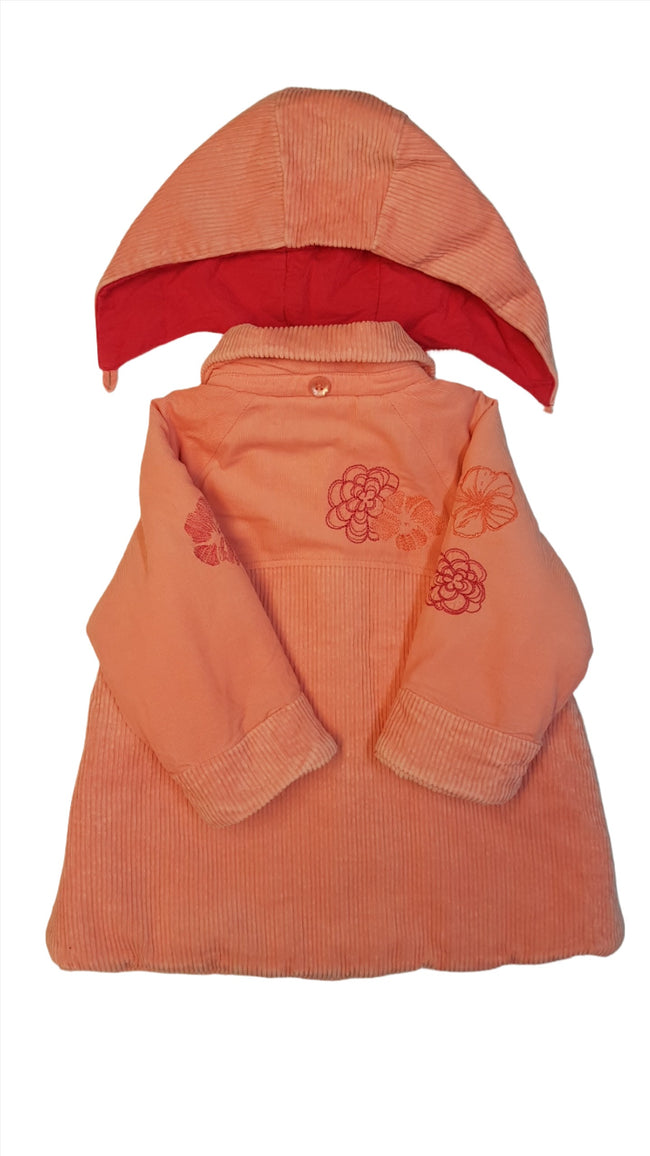MARÉSE CSODASZÉP, KÜLÖNLEGES, KISLÁNY, ELEGÁNS VASTAG  BÁRSONY KABÁT, LESZEDHETŐ KAPUCNIVAL, HÍMZETT SZÍNES VIRÁGOKKAL DÍSZÍTVE Main Image