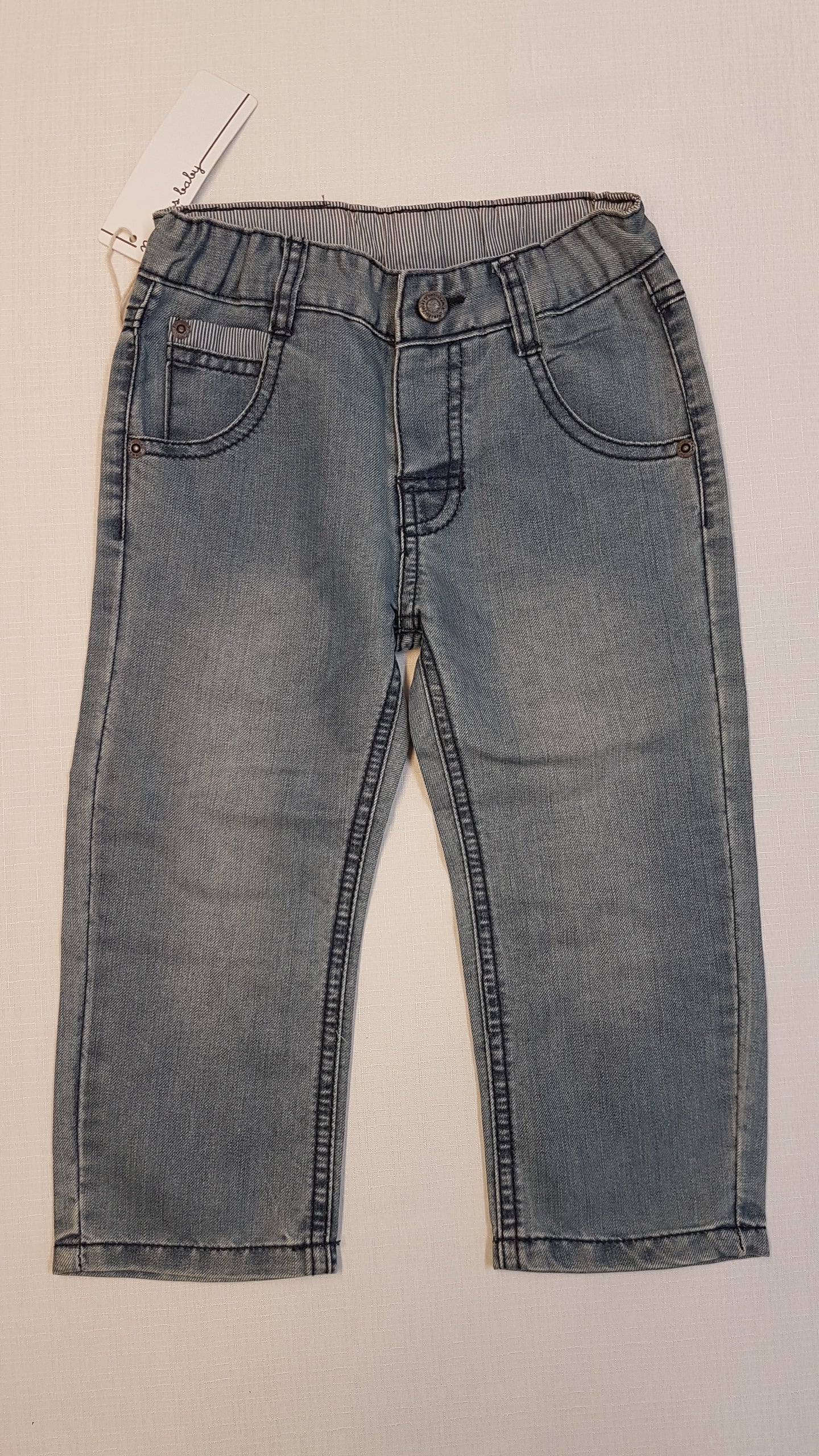 CÍMKÉS NEWNESS BABY EXTRAMINŐSÉGŰ, VAGÁNY, KOPTATOTT, SÖTÉTKÉK CÉRNAMINTÁVAL DÍSZÍTETT, FARMER NADRÁG, ÁLLÍTHATÓ GUMIS DERÉKRÉSSZEL