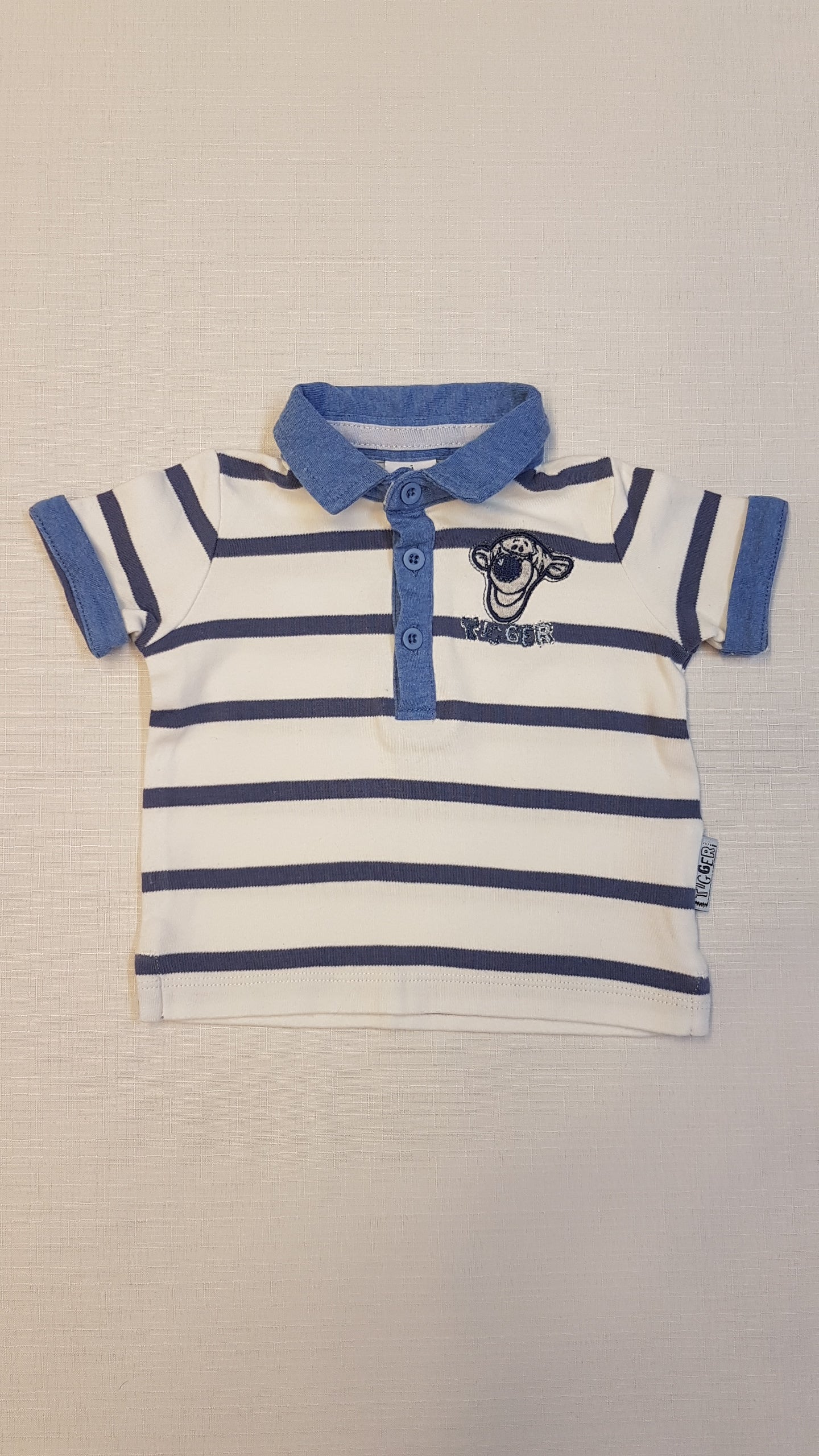 ÚJ DISNEY BABY TIGER FELIRATOS, FIGURÁS, GOMBOS, GALLÉROS, ELEGÁNS KISFIÚ BABY POLÓ