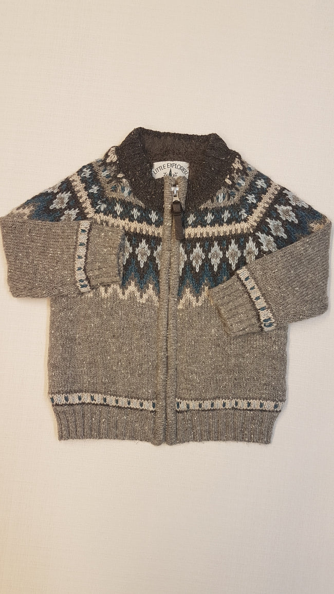 TU DIVATOS, VASTAG CIPZÁROS KISFIÚ FELSŐ, BUNDA BÉLÉSSEL Hover Image