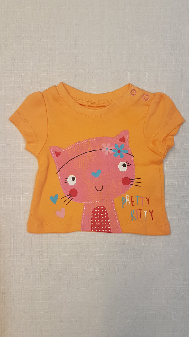 ÚJ PEP&CO ÉDI-BÉDI CICAFIGURÁS, FELIRATOS KISLÁNY POLÓ, NYAKRÉSZNÉL PATENTOS Hover Image