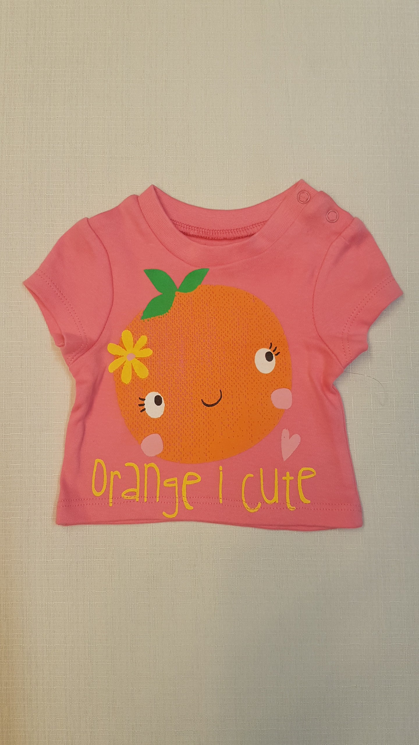 ÚJ PEP&CO MOSOLYGÓS NARANCS FIGURÁS, FELIRATOS , CSINI KISLÁNY POLÓ, NYAKRÉSZNÉL PATENTOS