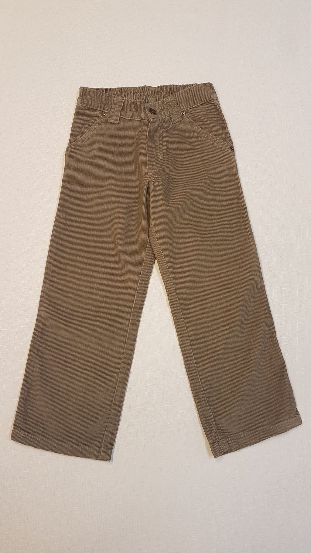 CÍMKÉS DIVATOS, MOGYORÓ SZÍNŰ BÁRSONY NADRÁG