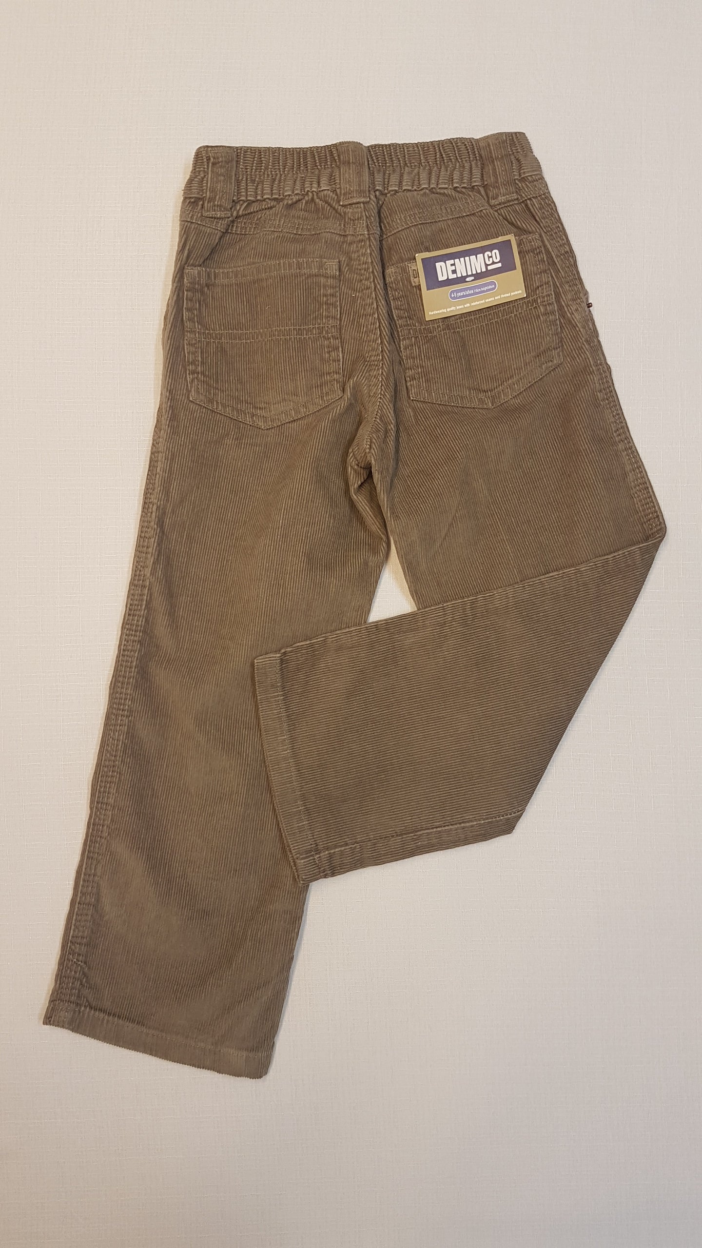 CÍMKÉS DIVATOS, MOGYORÓ SZÍNŰ BÁRSONY NADRÁG