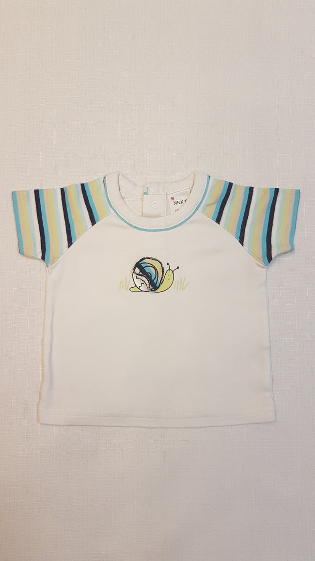 NEXT ÉDI-BÉDI KÜLÖNLEGES, KINYITHATÓ HÁZÚ CSIGAFIGURÁS KISFIÚ POLÓ Hover Image