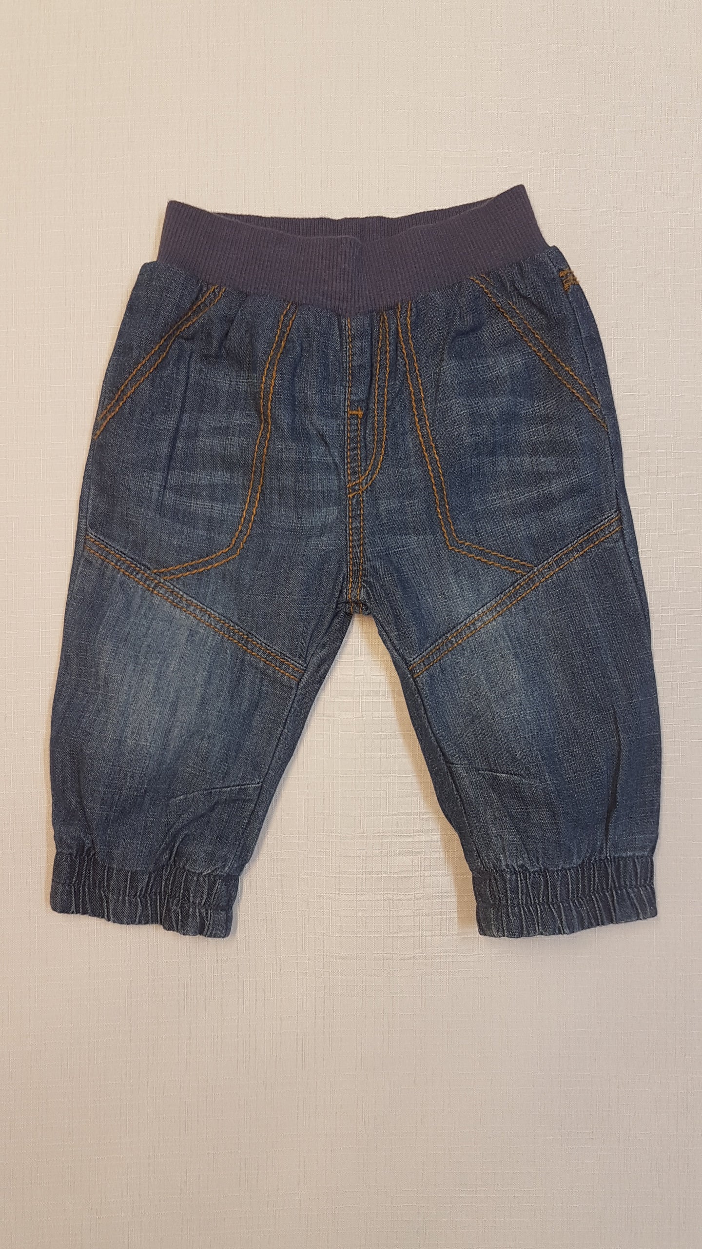 GEORGE PIHE-PUHA FARMER UTÁNZATÚ, KOPTATOTT, BARNA CÉRNAMINTÁS VÉKONY , BÉLÉSES KISFIÚ JOGGER 62-68