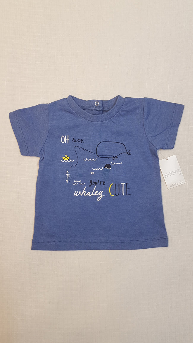 CÍMKÉS MATALAN FELIRATOS, FIGURÁS KISFIÚ POLÓ, NYAKRÉSZNÉL PATENTOS Hover Image