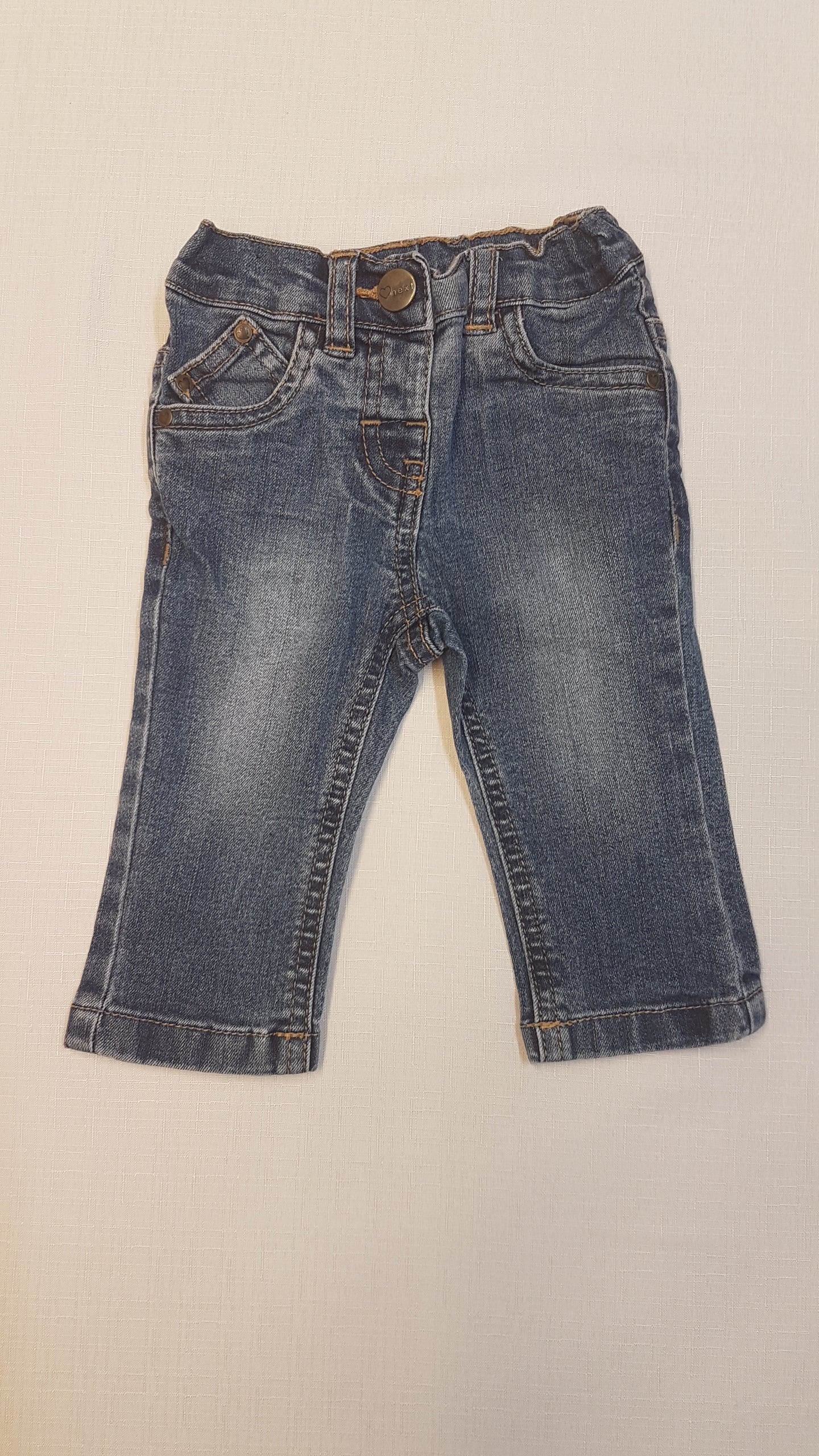 NEXT VAGÁNY KOPTATOTT BARNA CÉRNAMINTÁS, KISFIÚ FARMERNADRÁG ,ÁLLÍTHATÓ GUMIS DERÉKRÉSSZEL