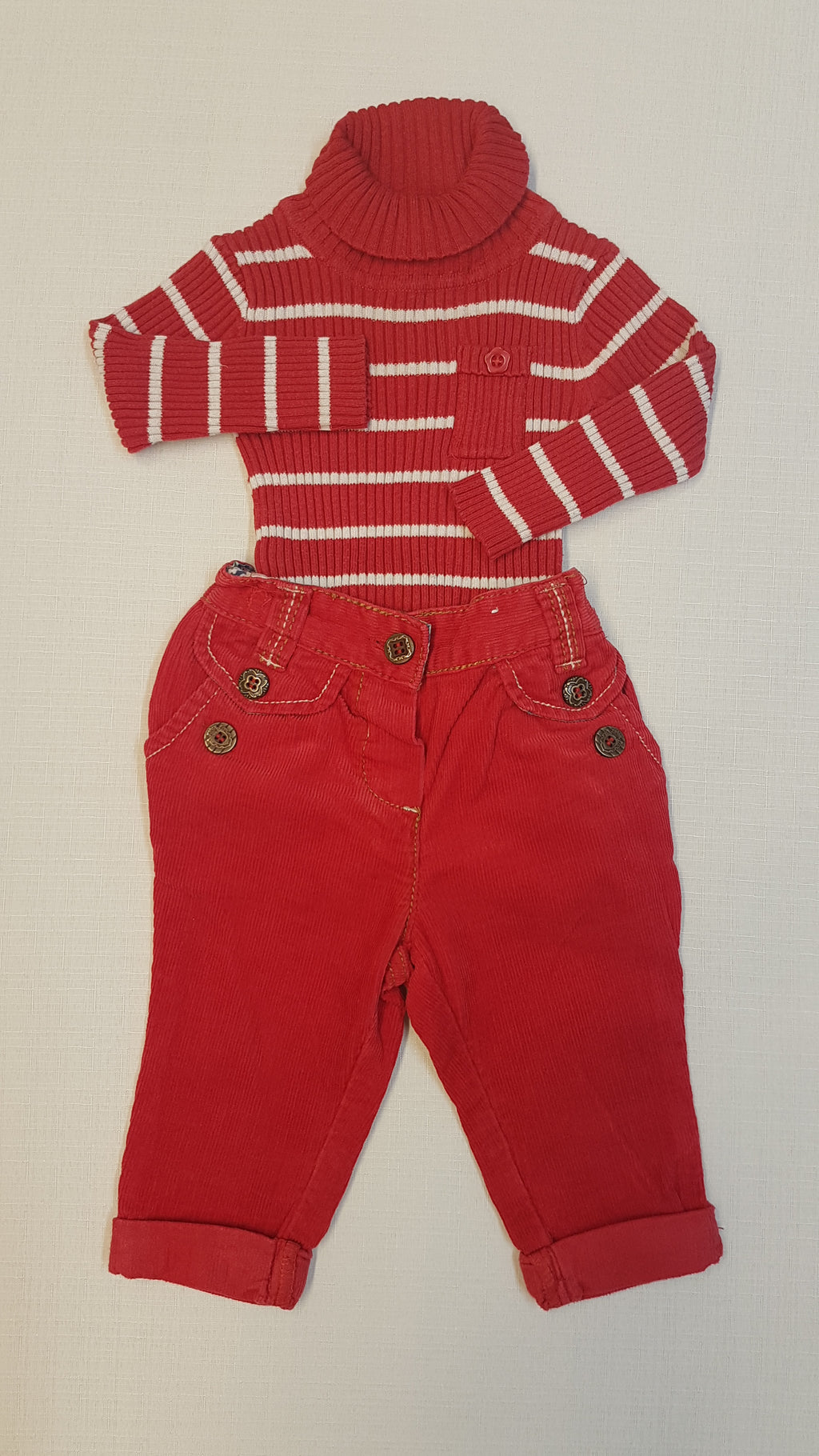 NEXT DIVATOS KISLÁNY PIROS BÁRSONY NADRÁG, HOZZÁ ILLŐ PIROS -FEHÉR CSÍKOS GARBÓVAL