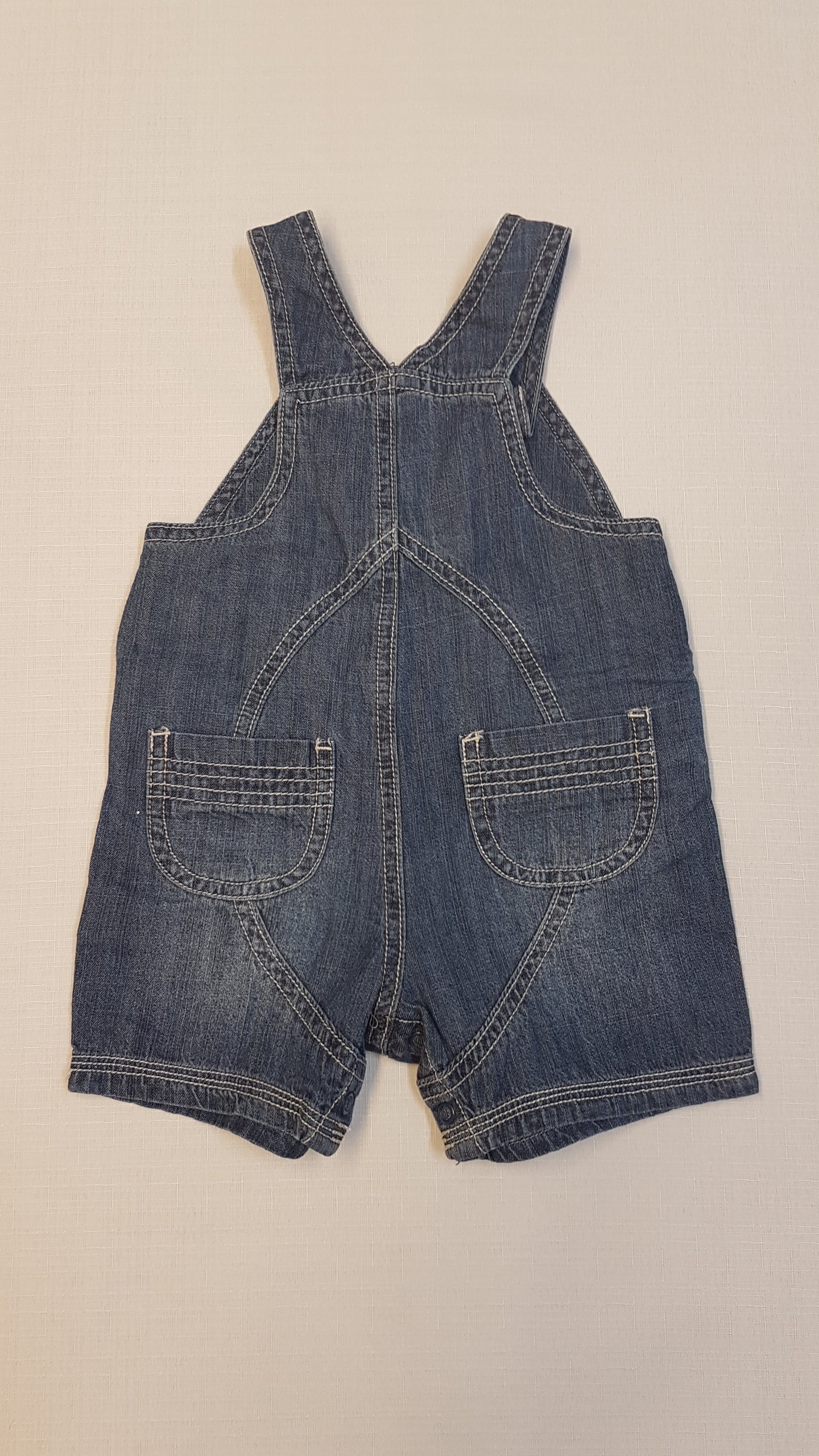 MOTHERCARE PIHE-PUHA TRENDI KANTÁROS , KOPTATOTT FARMER NADRÁG, CÉRNAMINTÁVAL DÍSZÍTVE