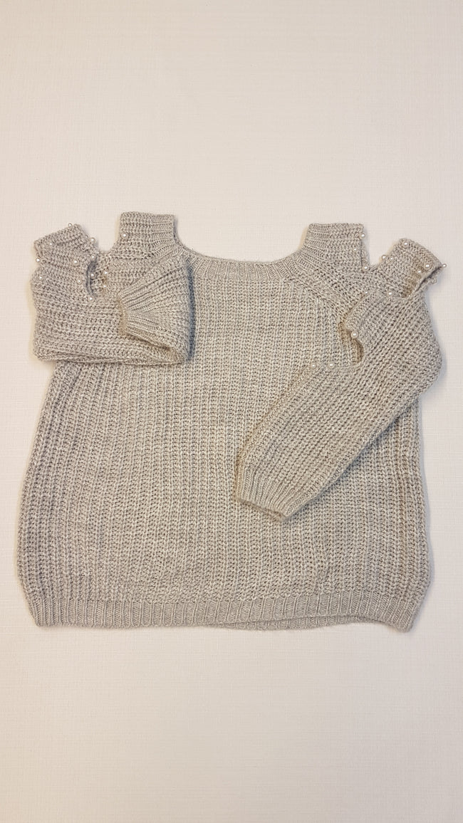KÜLÖNLEGES SZÜRKE KÖTÖTT KISLÁNY PULÓVER VÁLLTÓL AZ ÚJJRÉSZIG KIVÁGÁSOKKAL ÉS GYÖNGYÖKKEL DÍSZÍTVE Hover Image