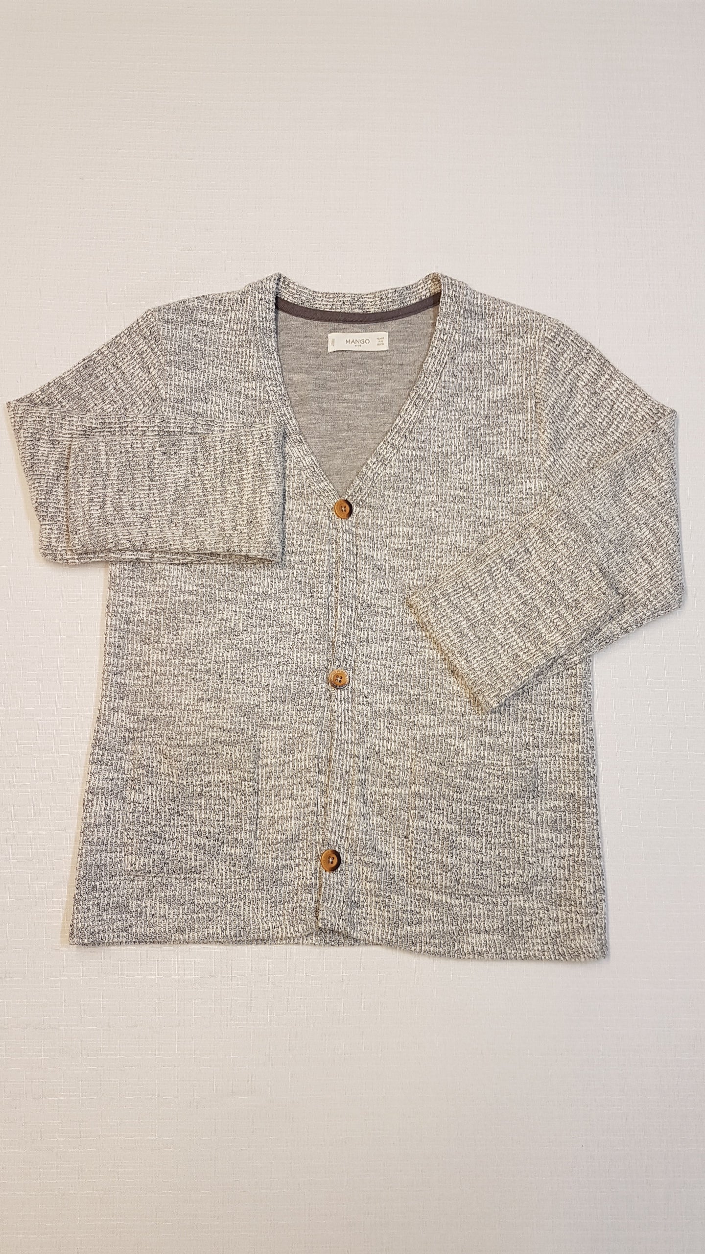 MANGÓ EXTRAMINŐSÉGŰ,ELEGÁNS,GOMBOS,KÉTOLDALT ZSEBES KISFIÚ KARDIGÁN