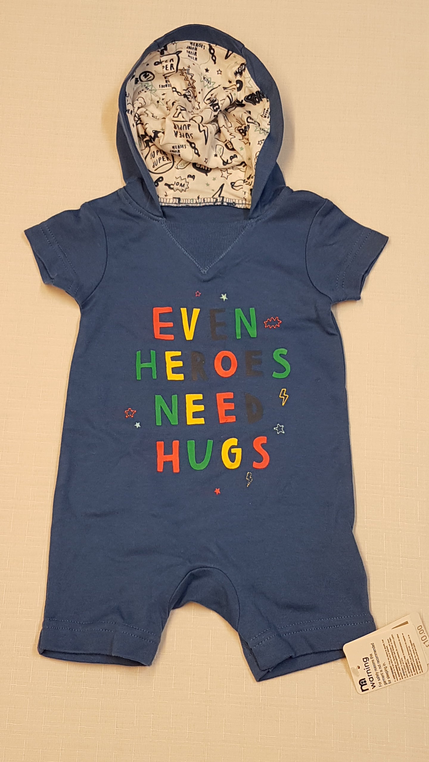 CÍMKÉS MOTHERCARE VAGÁNY FELIRATÚ,KAPUCNIS KISFIÚ PLSAYSUIT