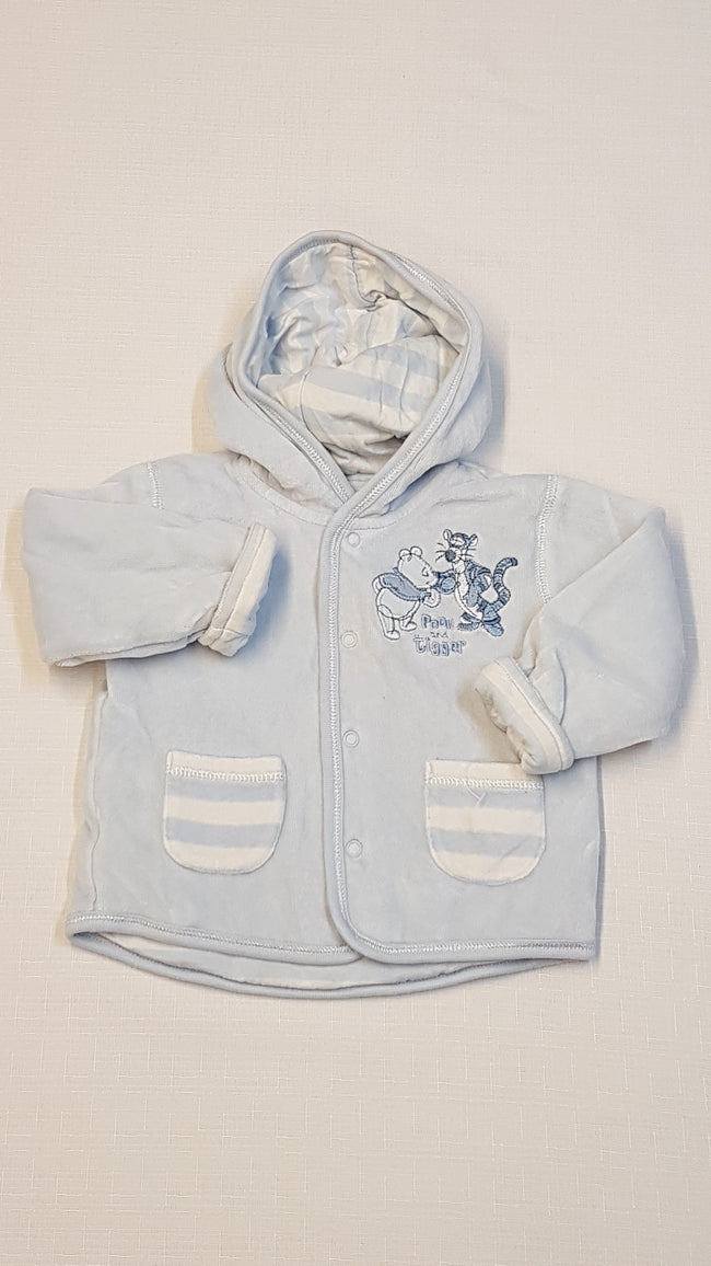 DISNEY POOH AND TIGGER HÍMZETT,PATENTOS,KAPUCNIS KISFIÚ PLÜSS,KOCSIKABÁT VÉKONY PAMUT BÉLÉSSEL,MINDKÉT OLDALA HORDHATÓ Hover Image