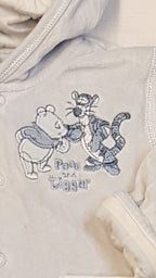 DISNEY POOH AND TIGGER HÍMZETT,PATENTOS,KAPUCNIS KISFIÚ PLÜSS,KOCSIKABÁT VÉKONY PAMUT BÉLÉSSEL,MINDKÉT OLDALA HORDHATÓ