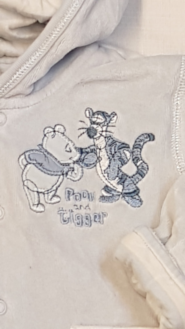 DISNEY POOH AND TIGGER HÍMZETT,PATENTOS,KAPUCNIS KISFIÚ PLÜSS,KOCSIKABÁT VÉKONY PAMUT BÉLÉSSEL,MINDKÉT OLDALA HORDHATÓ Main Image
