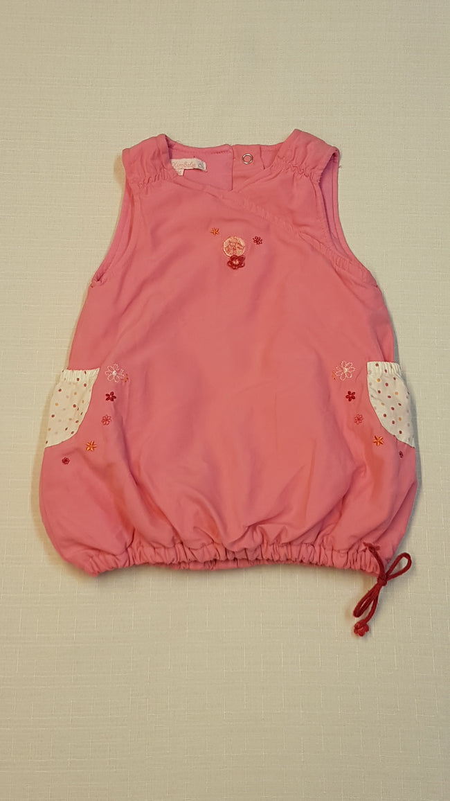 PETIT KIMBALOO KISLÁNY TUNKA RUHA 2 OLDALT ZSEBES HÍMZETT VIRÁGOS ALUL RÁNCOLT,GUMIS,VÉKONY PAMUT BÉLÉSSEL Hover Image