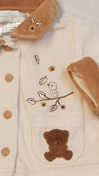 RUMBLE TUMBLE ÉDI-BÉDI HÍMZETT MACIKÁS,VIRÁGOS,KISLÁNY PLÜSS KABÁTKA HOZZÁ ILLŐ SAPKÁVAL