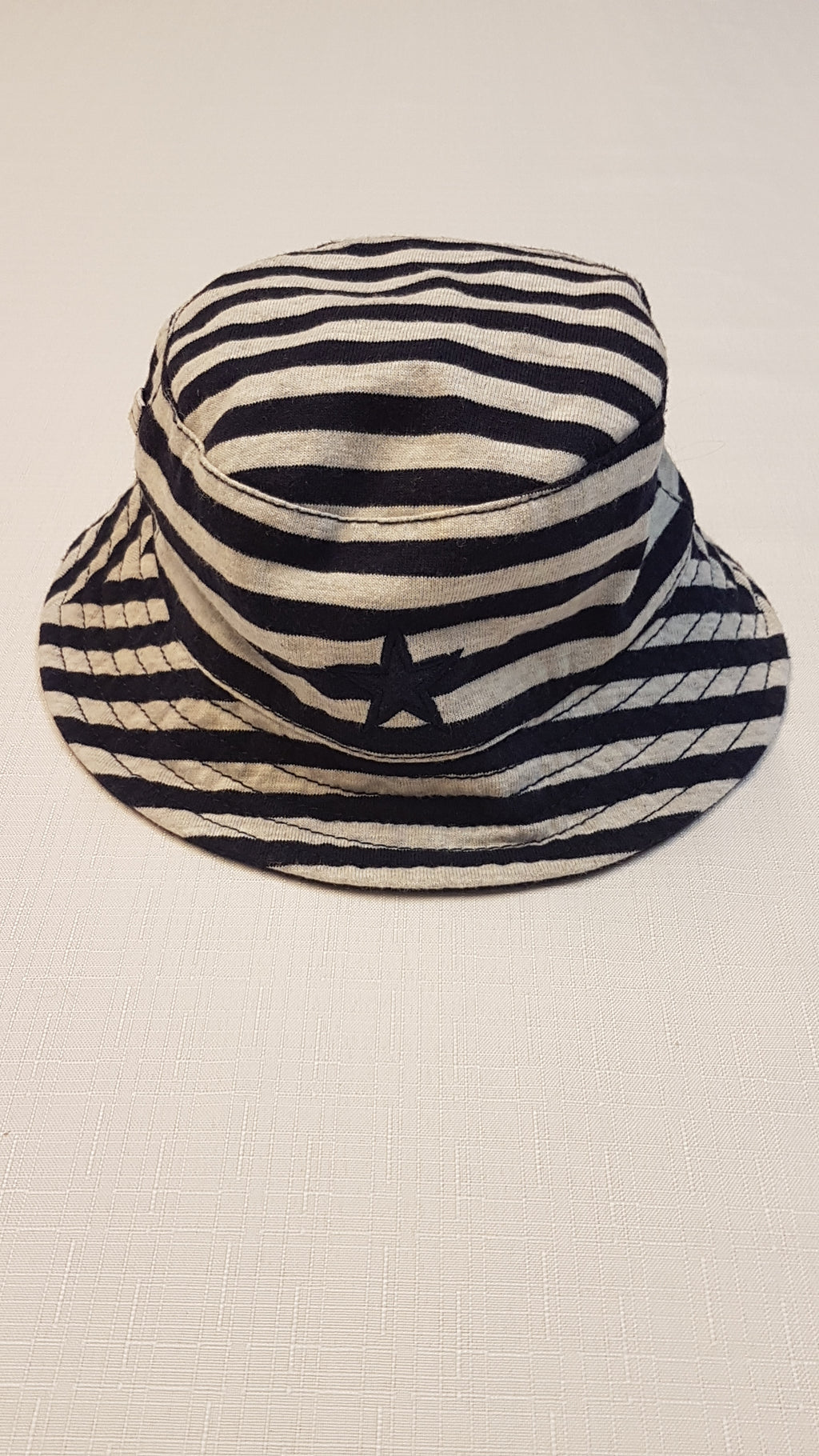 GEORGE SÖTÉTKÉK-FEHÉR CSÍKOS,UNISEX KALAP 74-80