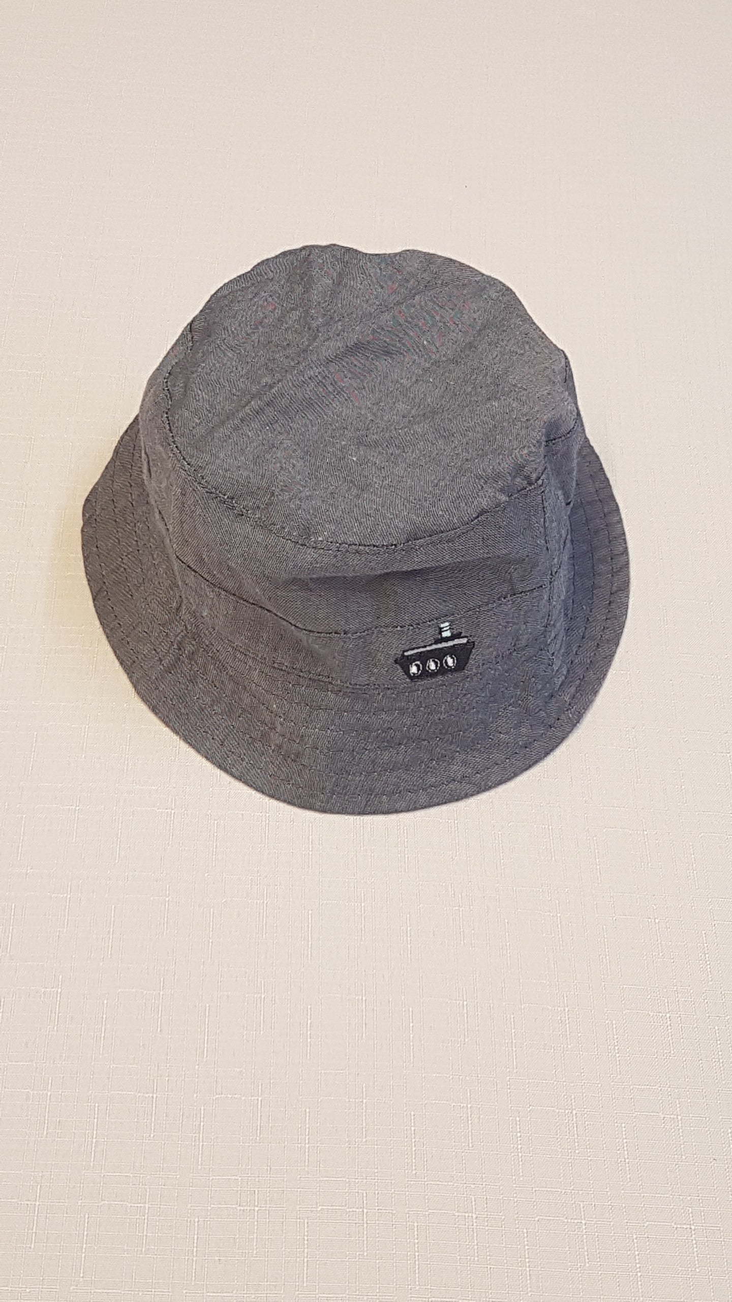 ÚJ NEXT FARMERHATÁSÚ,HÍMZETT HAJÓ FIGURÁS  KISFIÚ KALAP 56-62