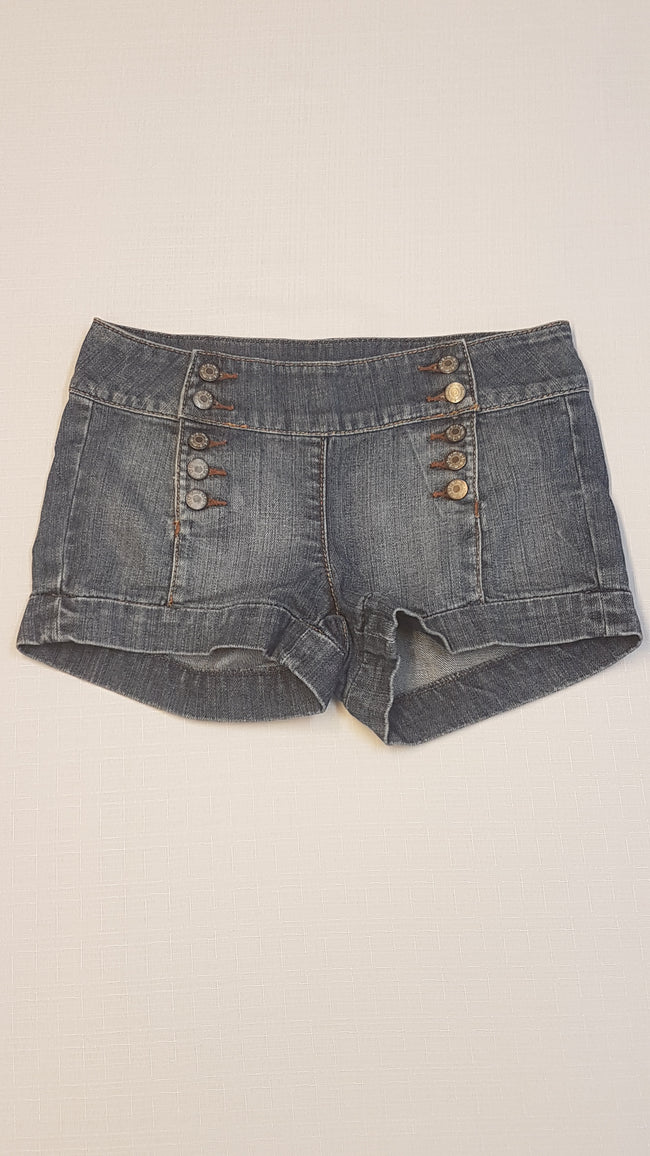 MOTTO TRENDI,KOPTATOTT,KÉTOLDALT VÉGIG GOMBOS,KISLÁNY FARMER RÖVIDNADRÁG 158-164 Hover Image