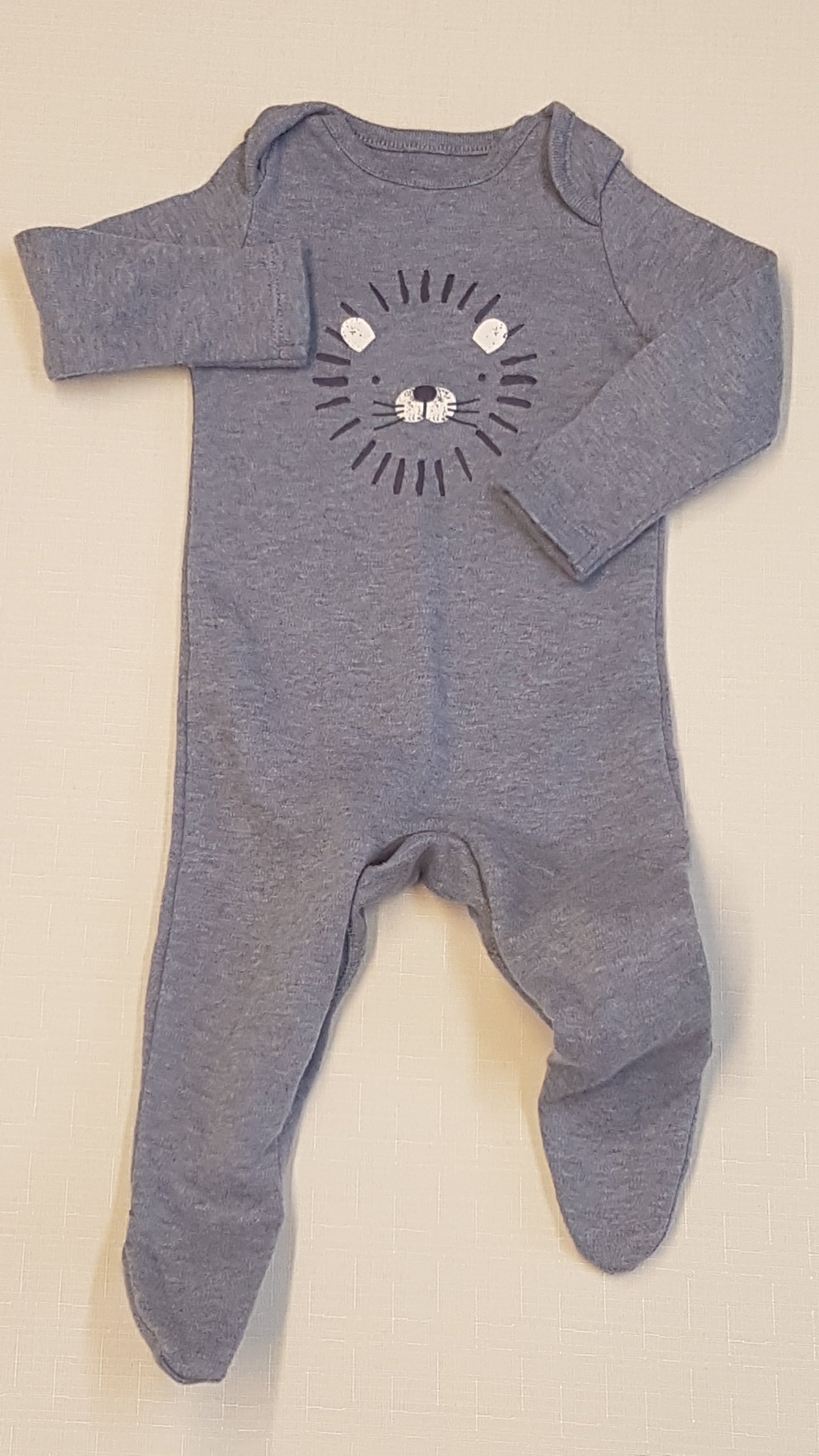 F&F                 KISFIÚ RUGDALÓZÓ, STILIZÁLT OROSZLÁNFEJES MINTÁVAL 56