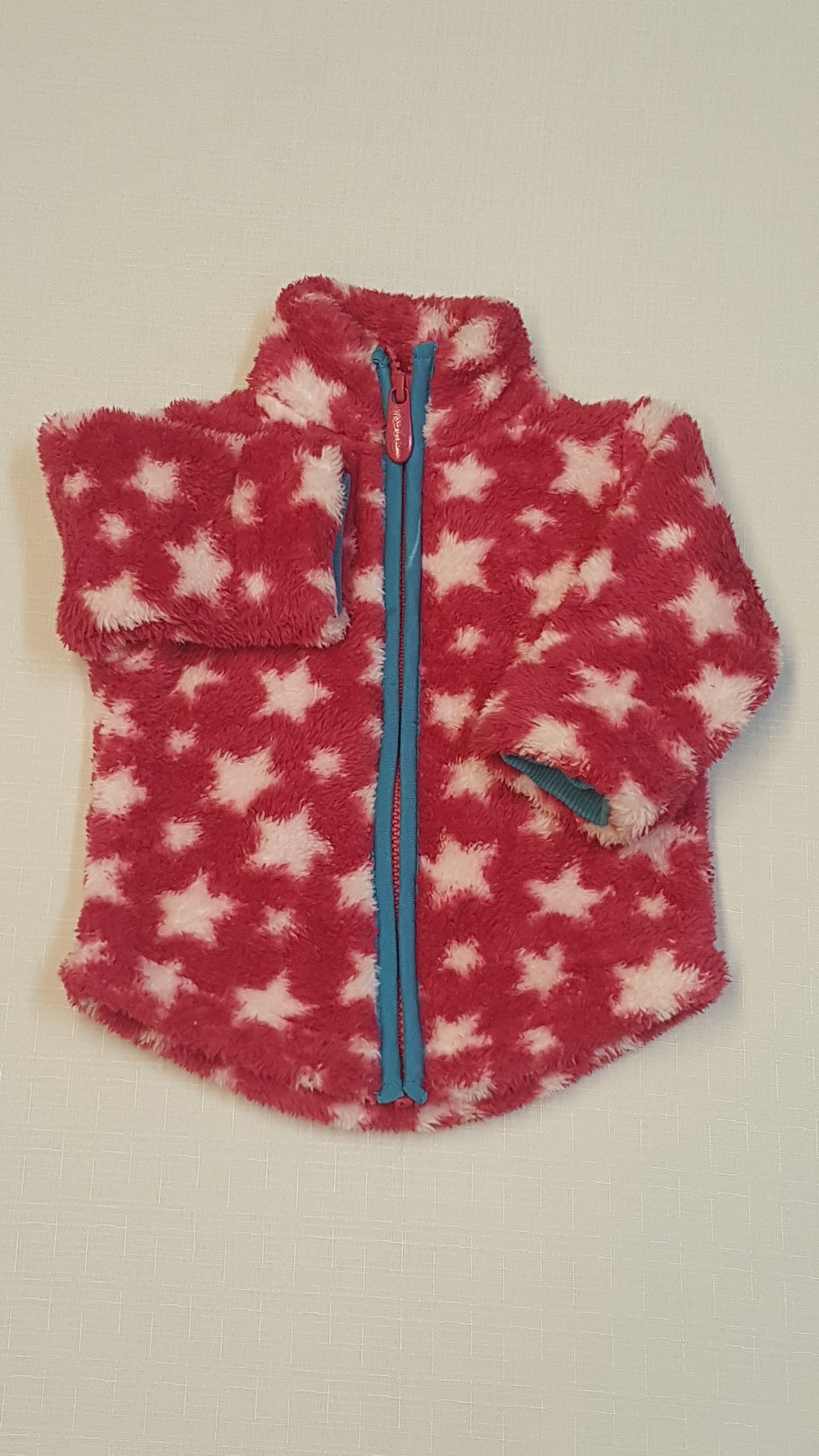 KITTE PUHA TAPINTÁSÚ,CSILLAGMINTÁS,CIPZÁROS KISLÁNY FELSŐ 68