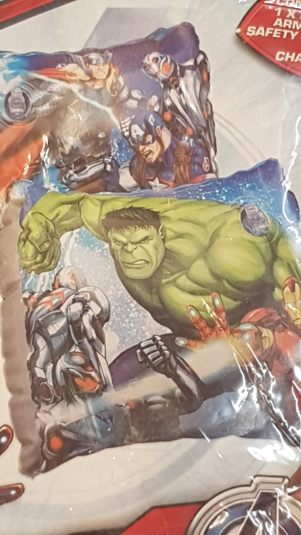 CÍMKÉS MARVEL AVANGERS KISFIÚ KARÚSZÓ